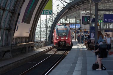 Berlin, Almanya - 3 Haziran 2019: Berlin 'de Deutsche Bahn tarafından işletilen Bombardıman Yeteneği 2 treni (Berlin Merkez İstasyonu için Almanca).