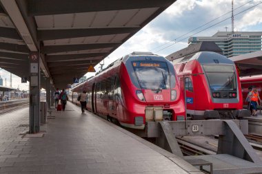 Münih, Almanya - 05 Mayıs 2019: Münih Merkez İstasyonu 'nda Deutsche Bahn tarafından işletilen iki tren.