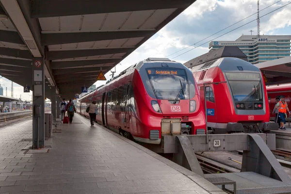 Münih, Almanya - 05 Mayıs 2019: Münih Merkez İstasyonu 'nda Deutsche Bahn tarafından işletilen iki tren.