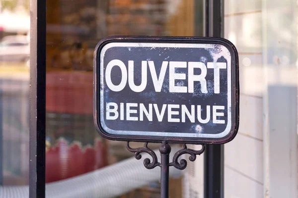 户外开标志 上面写着法语 Ouvert Bienvenue — 图库照片