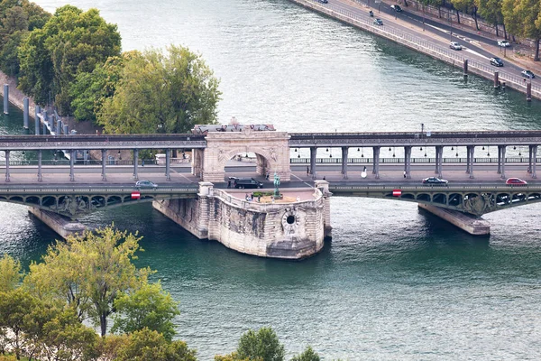 2016年9月1日 フランス エッフェル塔近くのセーヌ川にかかる橋 Bir Hakeim の空中写真 街の15番目と16番目の地区を結んでおり サイグネスを通っています — ストック写真