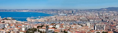 Marsilya, Fransa - 23 Mart 2019: Marsilya Belediye Binası, Accoules Kilisesi, Kıtalararası Marsilya - Hotel Dieu, Fort Saint-Jean, Palais Pharo ve Fort Saint-Nicolas ile Vieux Limanı 'nın panoramik manzarası.