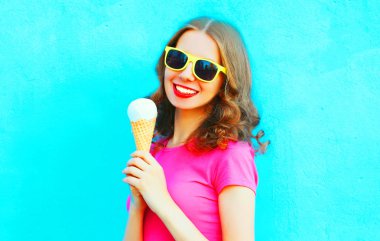 Dondurma üstü renkli mavi arka plan ile kız