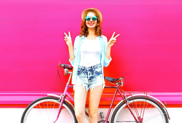 Menina Legal Com Bicicleta Sobre Fundo Rosa Colorido — Fotografia de Stock