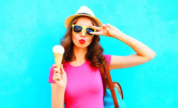 Menina Legal Com Sorvete Sobre Fundo Azul Colorido — Fotografia de Stock