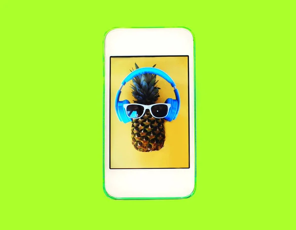 Ananas Skärmen Smartphone Över Färgglada Grön Bakgrund — Stockfoto