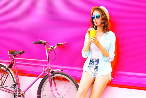 Junge Frau Trinkt Fruchtsaft Aus Tasse Mit Retro Fahrrad Vor — Stockfoto