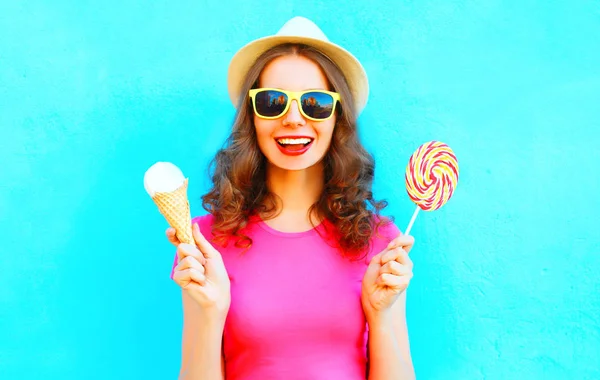 Cooles Mädchen Mit Eis Und Lutscher Auf Buntem Blauem Hintergrund — Stockfoto