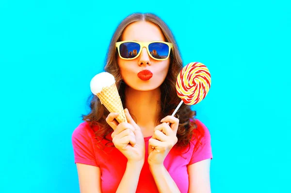 롤리팝과 아이스크림 화려한 파란색 만들기 — 스톡 사진