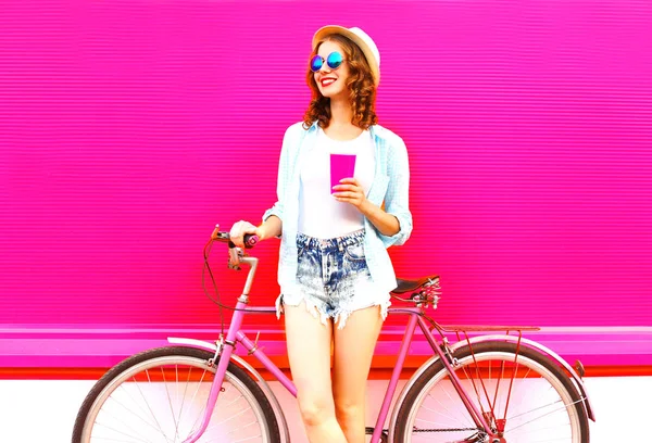 Menina Legal Com Café Copo Suco Bicicleta Vintage Retro Sobre — Fotografia de Stock