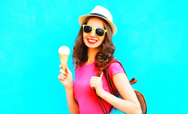 Mujer Bonita Con Helado Sobre Fondo Azul Colorido —  Fotos de Stock