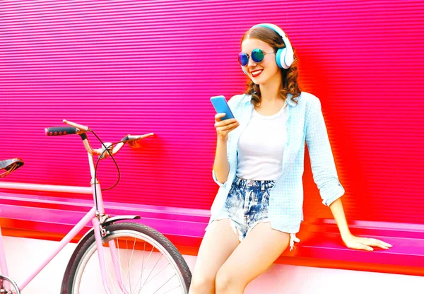 Красивая Молодая Женщина Слушает Музыку Помощью Смартфона Возле Городского Ретро — стоковое фото
