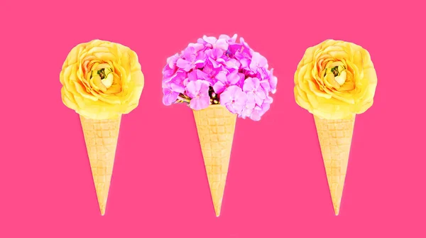 Trois Cône Crème Glacée Avec Des Fleurs Sur Fond Rose — Photo