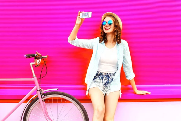 Cooles Mädchen Mit Selbstporträt Auf Smartphone Mit Retro Fahrrad Vor — Stockfoto