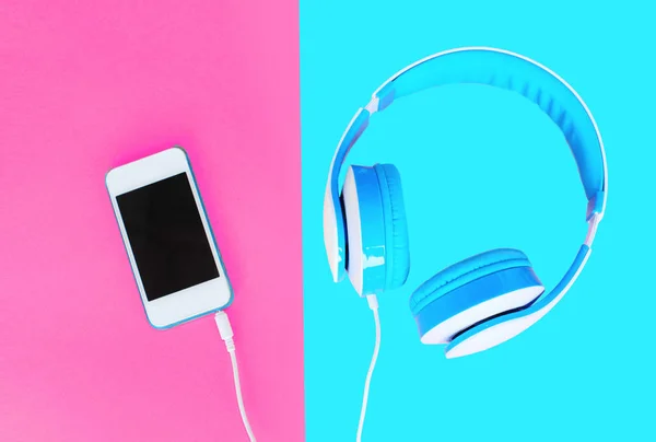 Hoofdtelefoons Witte Smartphone Kleurrijke Roze Blauwe Achtergrond — Stockfoto