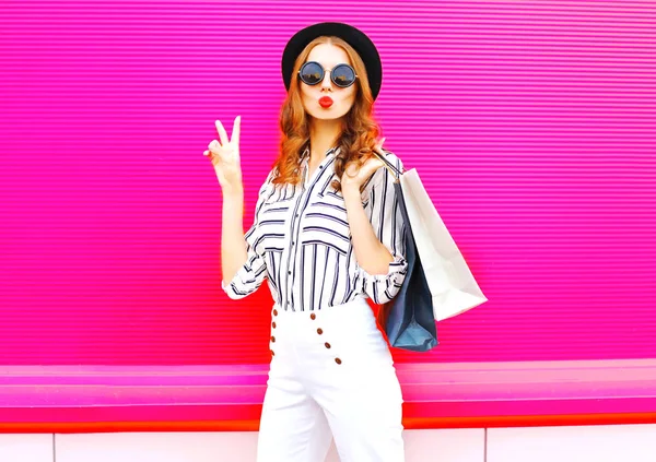 Cooles Mädchen Mit Einkaufstaschen Trägt Einen Schwarzen Hut Weiße Hose — Stockfoto