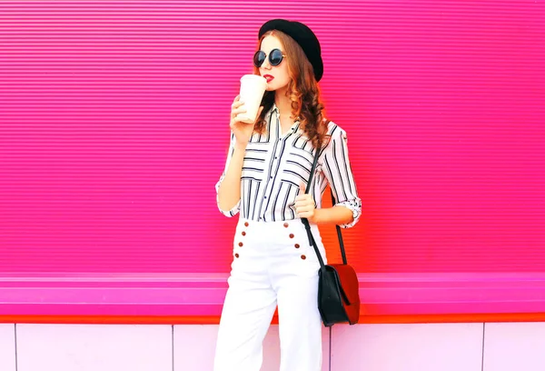 Hermosa Mujer Con Taza Café Con Sombrero Negro Pantalones Blancos — Foto de Stock