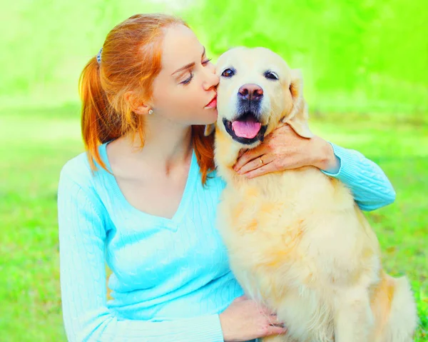 Eigenaar Vrouw Golden Retriever Hond Knuffelen Het Gras — Stockfoto