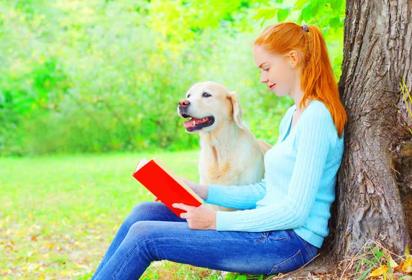 Хозяйка Читает Книгу Золотой Собакой Ретривером Сидящей Возле Дерева Парке — стоковое фото