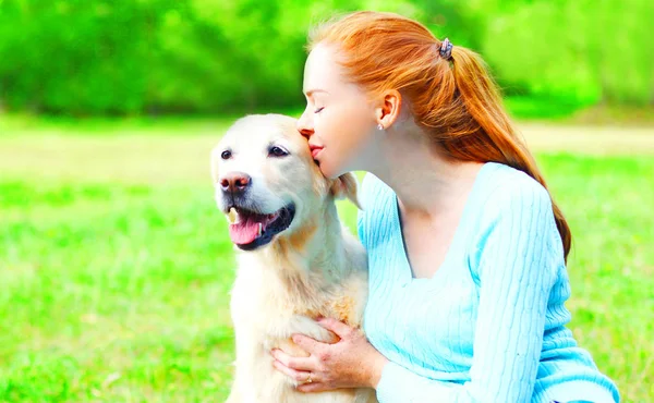 Heureuse Propriétaire Femme Étreint Baiser Golden Retriever Chien Sur Herbe — Photo