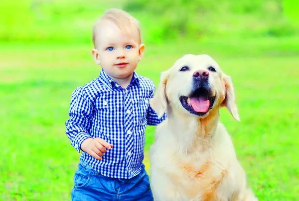 Bambino Bambino Cane Golden Retriever Sull Erba Nel Parco Estivo — Foto Stock