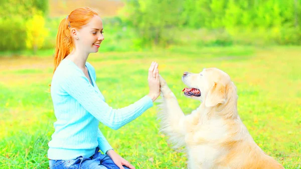 Vrouw Van Eigenaar Opleiding Golden Retriever Hond Het Gras Een — Stockfoto