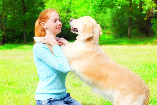 Propietaria Mujer Está Entrenando Perro Golden Retriever Hierba Parque Verano — Foto de Stock