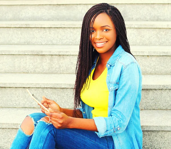Mode Lächelnde Afrikanerin Mit Tablet Der Stadt — Stockfoto