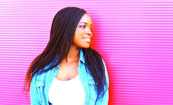 Mooie Afrikaanse Vrouw Profiel Kleurrijke Roze Achtergrond — Stockfoto