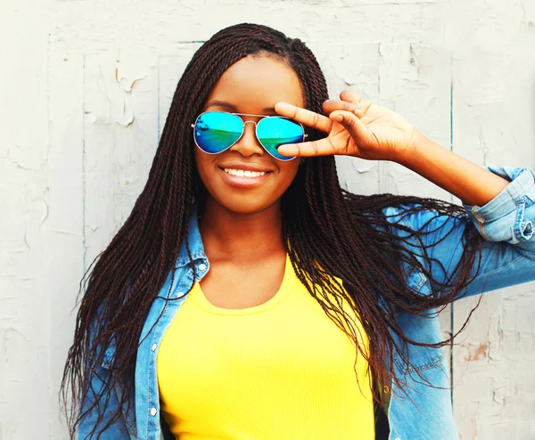 Bir güneş gözlüğü komik Afrikalı kadın city adlı eğleniyor
