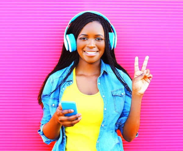 Cool Chica Africana Auriculares Escucha Música Sobre Fondo Rosa — Foto de Stock