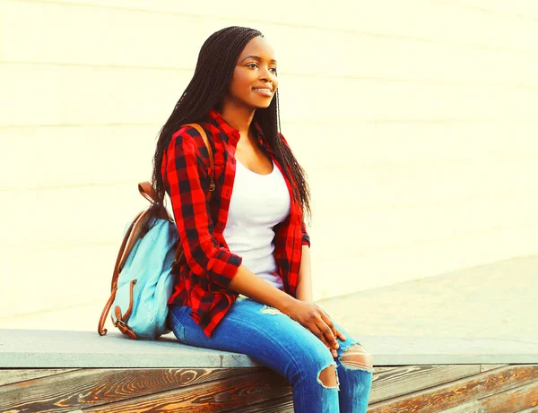 Молода Африканка Червоній Картатій Сорочці Рюкзаку Відпочиває Міському Парку — стокове фото