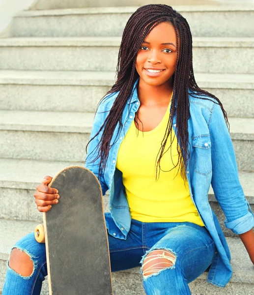 Afrikaanse Vrouw Met Skateboard Zit Een Stad — Stockfoto