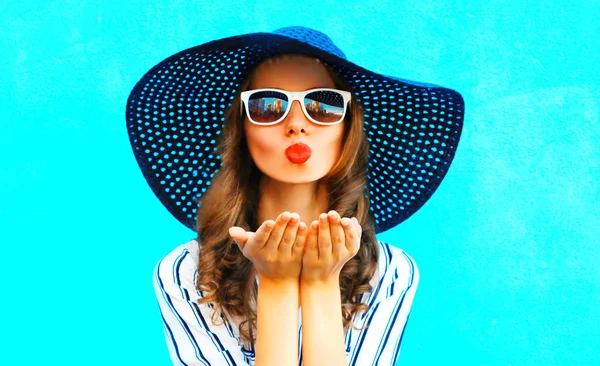 Menina Elegante Com Lábios Vermelhos Envia Beijo Chapéu Verão Palha — Fotografia de Stock