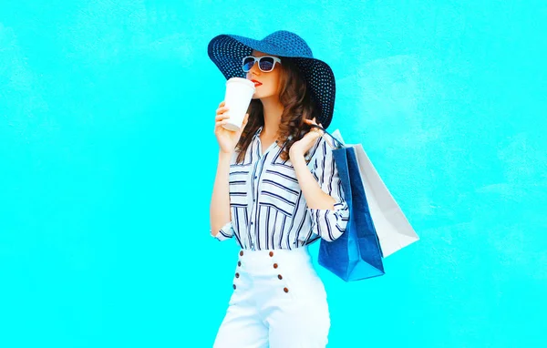 Elegante Frau Trinkt Kaffee Aus Tasse Trägt Einkaufstasche Strohhut Weiße — Stockfoto