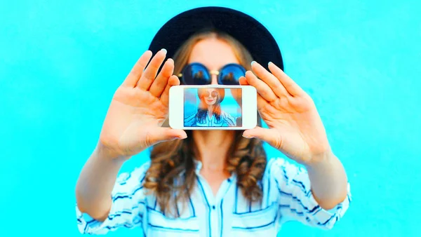 Cool Girl Está Tomando Foto Autorretrato Teléfono Inteligente Pantalla Primer — Foto de Stock