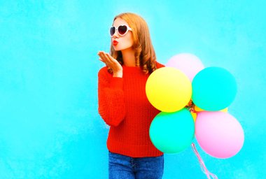 Mavi arka plan üzerinde renkli balonlar ile serin mutlu gır lsends bir hava öp