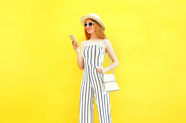 Mujer Sonriente Moda Está Utilizando Teléfono Inteligente Sobre Fondo Amarillo —  Fotos de Stock