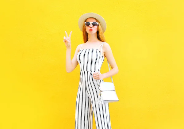 Moda Joven Mujer Está Usando Blanco Pantalones Rayas Sombrero Redondo —  Fotos de Stock