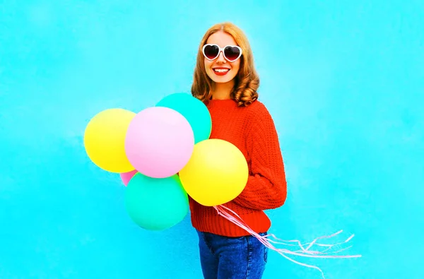 Cool Tjej Innehar Färgglad Air Ballonger Blå Bakgrund — Stockfoto