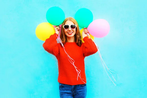 Cool Chica Con Estilo Sostiene Colorido Globos Aire Sobre Fondo — Foto de Stock