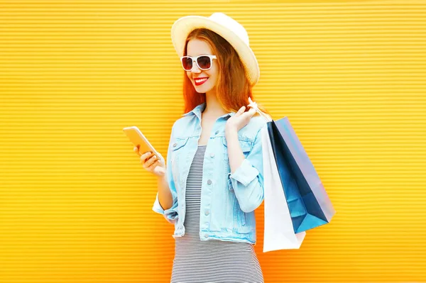 Chica Con Estilo Está Utilizando Teléfono Inteligente Ciudad Sobre Fondo — Foto de Stock