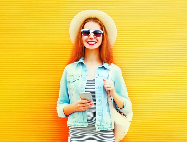 Happy Stylový Girll Používá Smartphone Městě Oranžové Pozadí — Stock fotografie