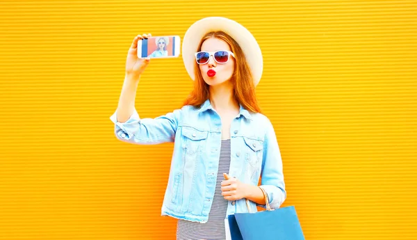 Cool Tjej Tar Bild Självporträtt Smartphone Staden Orange Bakgrund — Stockfoto