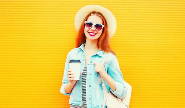Счастливая Крутая Девушка Чашкой Кофе Оранжевом Фоне — стоковое фото
