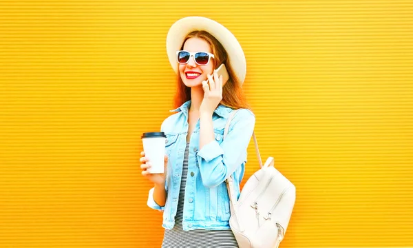 Menina Legal Feliz Fala Smartphone Com Xícara Café Fundo Laranja — Fotografia de Stock