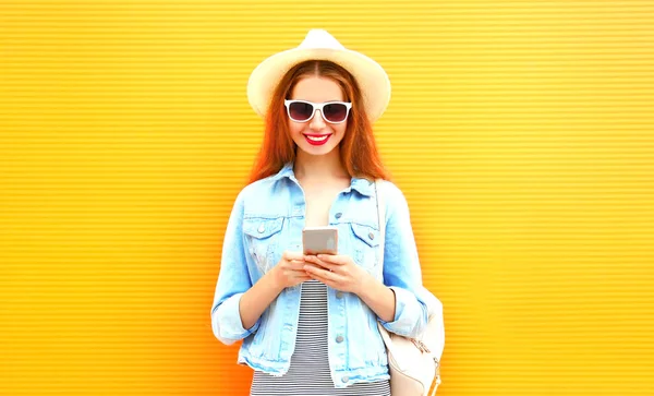 Cool Girl Está Utilizando Teléfono Inteligente Ciudad Sobre Fondo Naranja — Foto de Stock