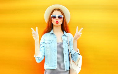 Serin kız olun turuncu bir arka plan üzerinde öpmek bir hava