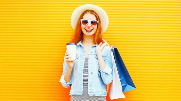 Cool Meisje Met Een Koffiekopje Boodschappentassen Stro Hoed Oranje Achtergrond — Stockfoto