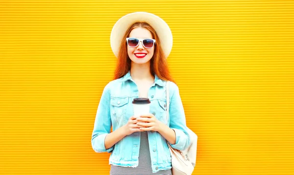 Счастливая Стильная Девушка Чашкой Кофе Оранжевом Фоне — стоковое фото